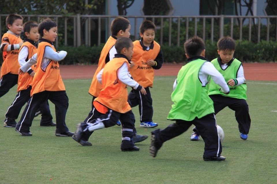 孩子爱踢球怎么鼓励他,孩子热爱运动