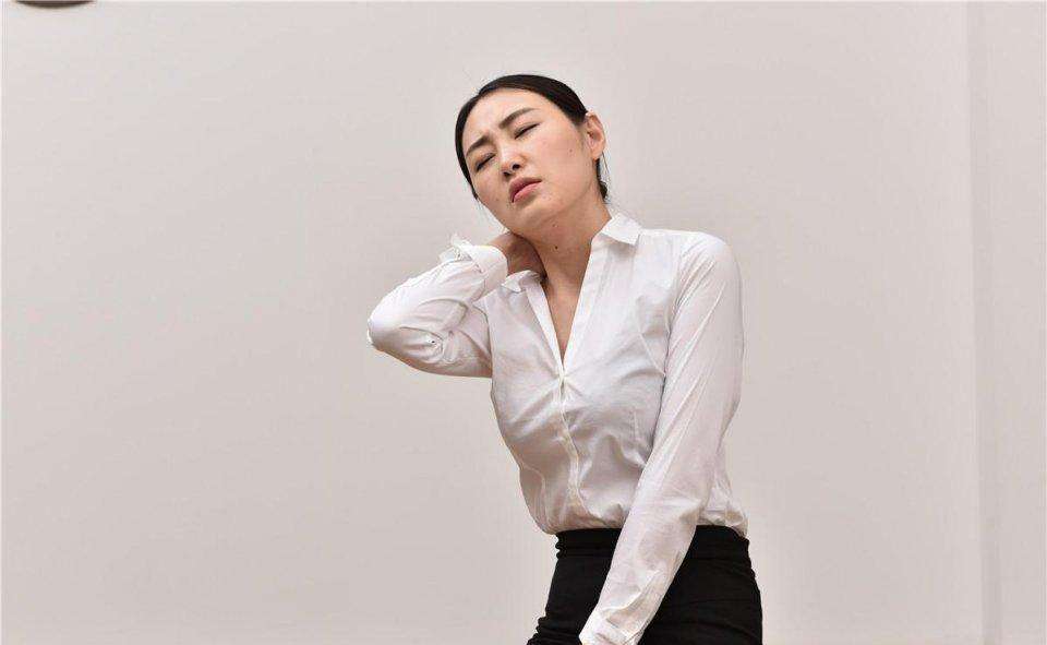 颈椎酸痛难忍这个小方法就能治,颈椎酸痛人感不舒服怎样按摩