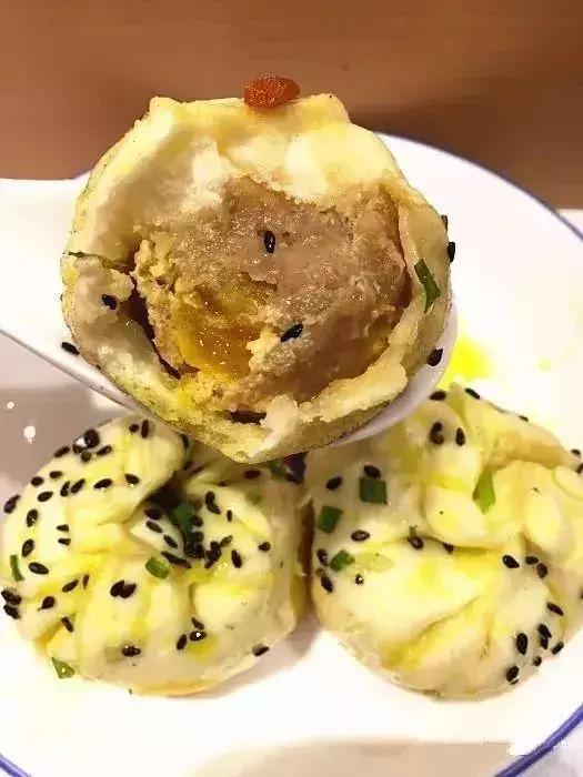 一口下去，满口留香，这便是生煎的魅力！好吃到舔屏！