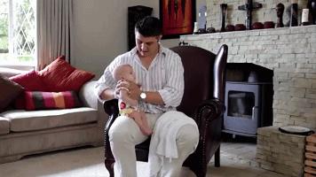 宝宝有胀气怎么拍嗝最有效,宝宝胀气后如何快速拍嗝