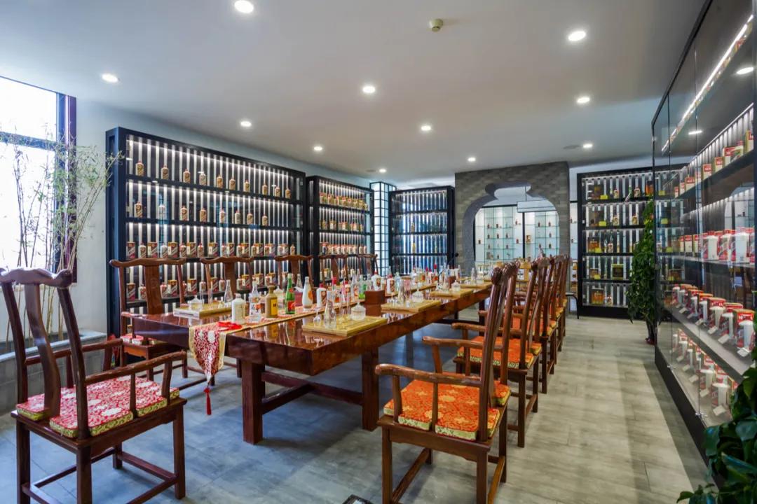 他们收老酒，卖老酒，喝老酒，他们是一帮疯狂“老酒人”