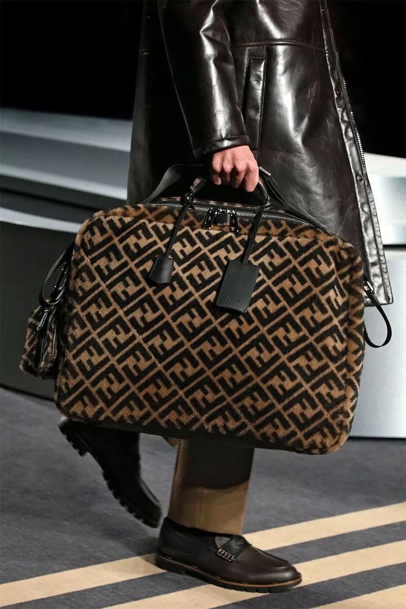 忘了巴黎世家，现在的00后都把FENDI当潮牌