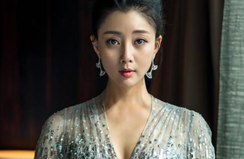 43岁前国足悍将，现为球队副经理，曾交往2名女星，现任貌美如花