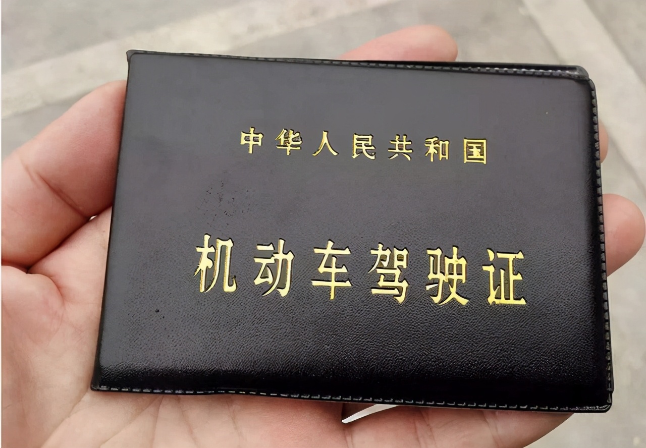 行驶证和登记证必须是同一个人么,车辆的行驶证是谁给的