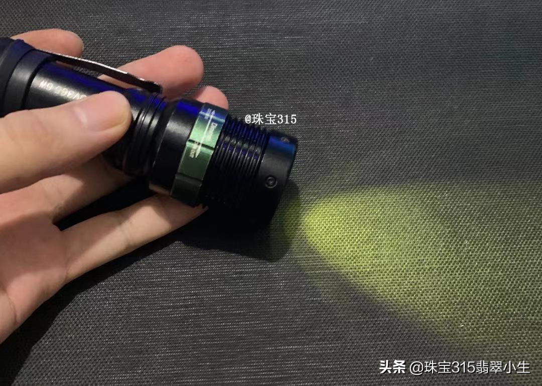 翡翠打紫光灯有荧光是不是真翡翠,翡翠用紫光灯照真假视频