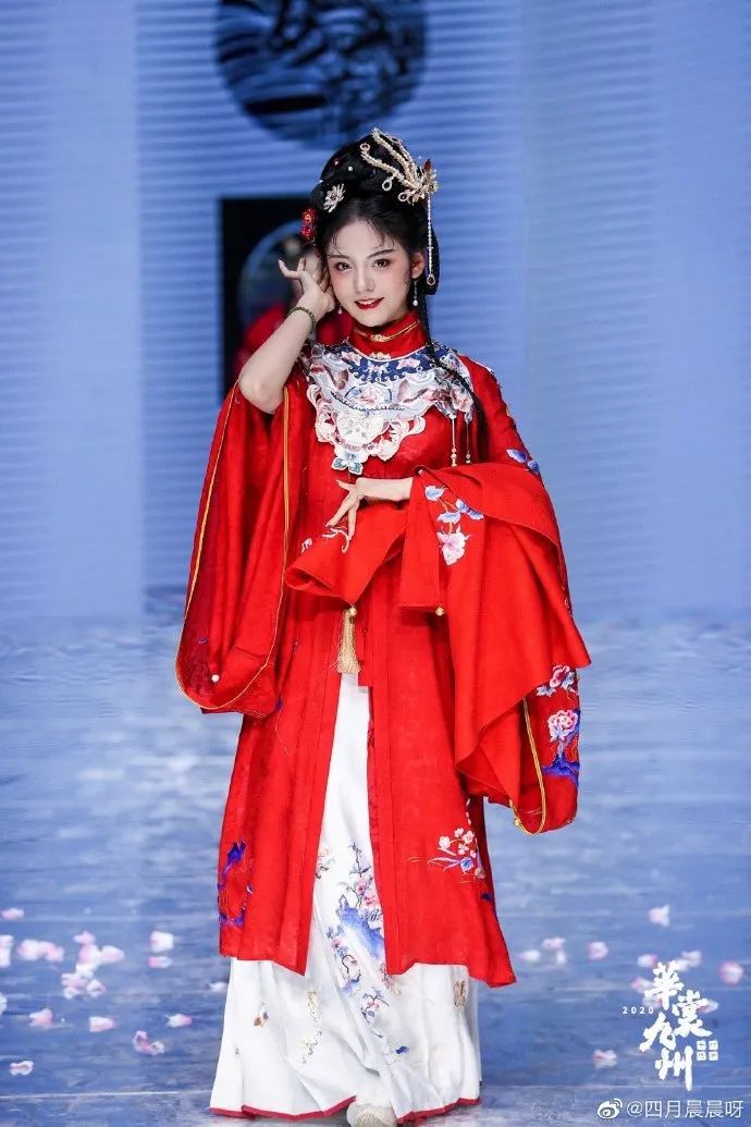 00后女孩演绎四大名著美女，凭一个造型火出圈，200万网友点赞