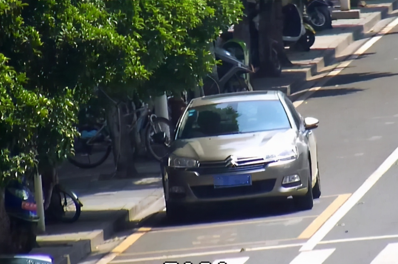 刮到路边违停的车，没关注开走了怎么办