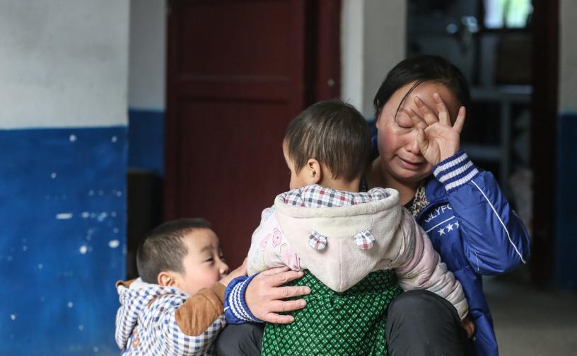 24岁宝妈带着两个孩子,25岁宝妈独自带两个宝宝