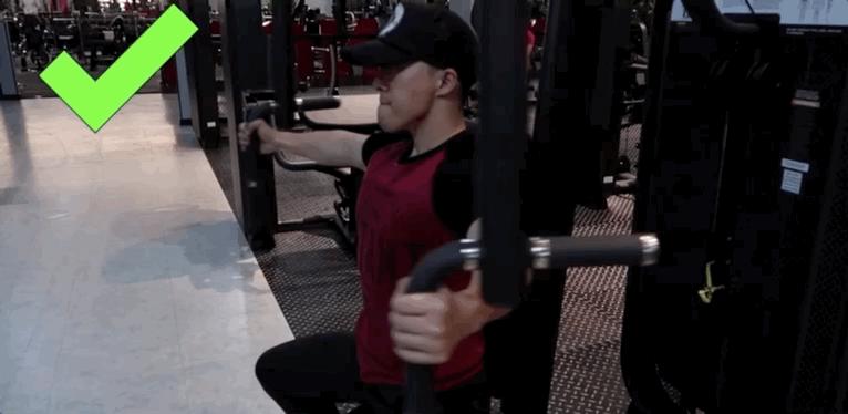 蝴蝶机夹胸常见错误,卧式蝴蝶机夹胸的正确做法