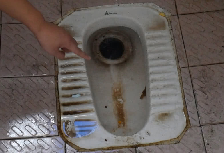 厕所蹲便池发黄怎么清理,便池容易有黄色的污垢怎么回事