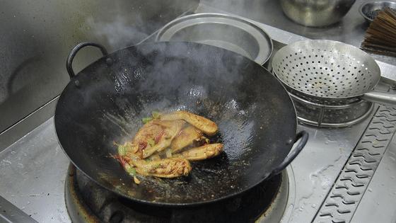 红烧鸡翅带汤家常做法,红烧鸡翅中怎么样做好吃家常