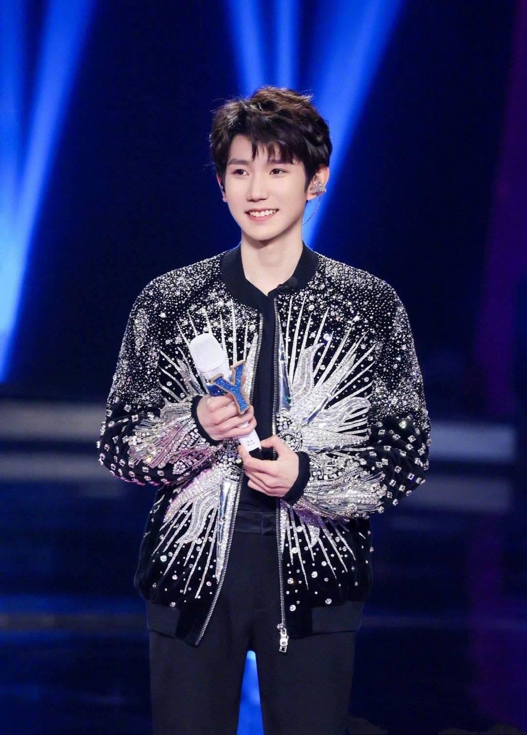 王源高低腿绝技第一次尝试笑翻了,王源说的自拍方法