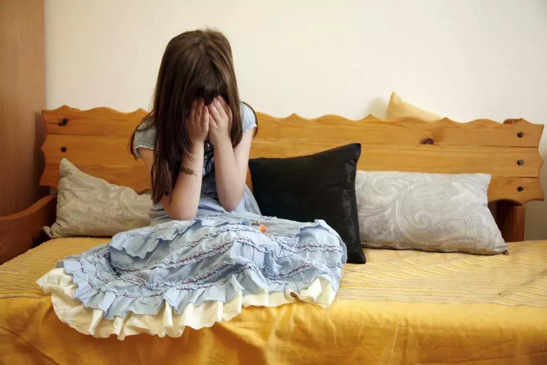 4岁小女孩老喊屁屁痒，妈妈脱下她裤子后惊呆：许多小虫子！还在动