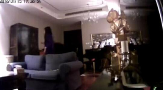 杨幂遭工作室曝光素颜照,杨幂被拍在横店