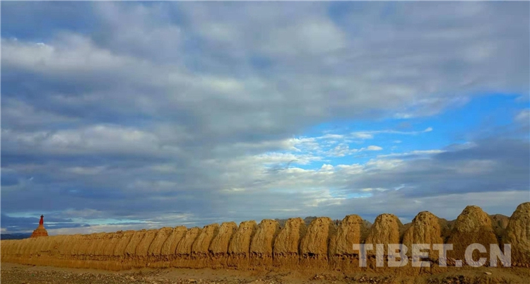 十一世班禅在托林寺为信教群众举行长寿灌顶法会