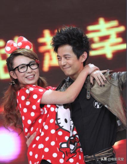 马丽微博晒美照，蜕去喜剧演员的丑萌，态势好似十八岁美少女