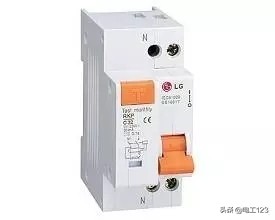 家里的闸一关楼梯道的电闸就跳闸,家里总闸漏电保护器总跳