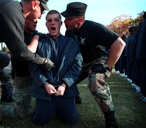 美国上万家长送娃进“集中营”受虐至死，只为治青春期叛逆？