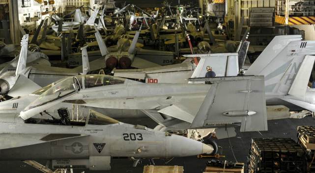 航母上的特种防火车,中国航母配备的飞机是什么型号