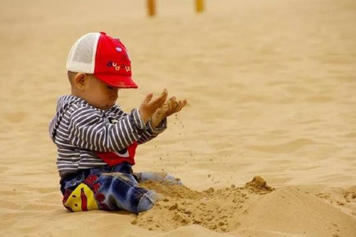 新生婴儿眼皮发黑怎么回事,新生宝宝眼皮上红红的是怎么回事