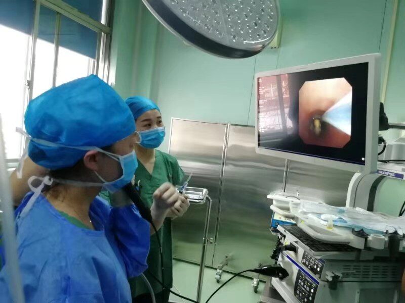 异物进入喉咙用什么方法施救,异物误入气管急救方法叫什么