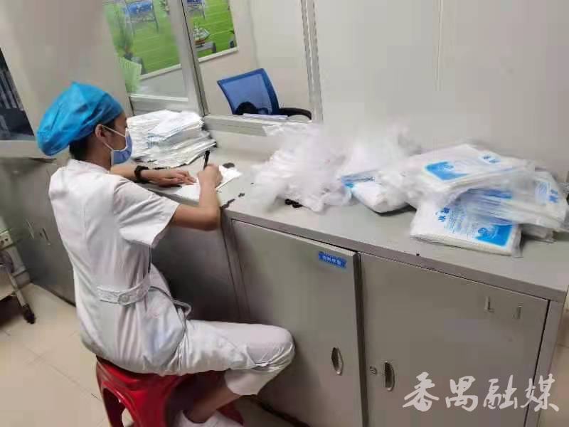 有了降温马甲，妈妈再也不用担心我中暑了番禺区中心医院“新蕊”志愿队为外出核酸采样队助力