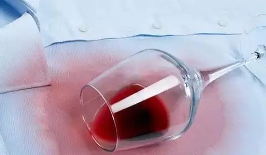 衣服染上红酒小妙招,衣服上染红酒了怎么清理