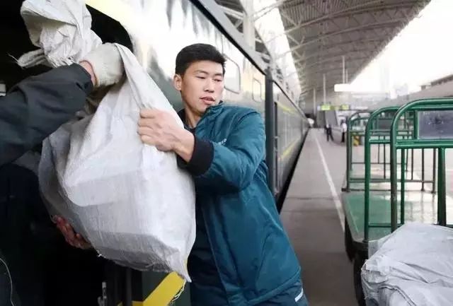 这个把自己”寄“到了人民大会堂的快递小哥，为啥”火“了？