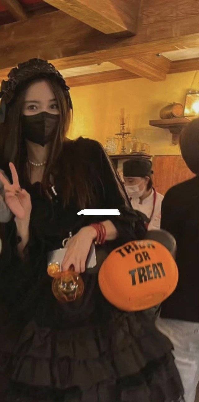 Baby独自带儿子过万圣节，小海绵五官神似黄晓明，母子玩游戏气氛温馨