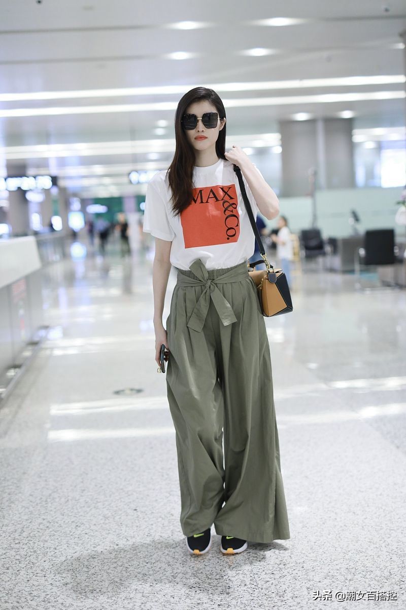 可仙可御！何穗穿裸色水钻裙秀身材，简单T恤配长裤就超级有范