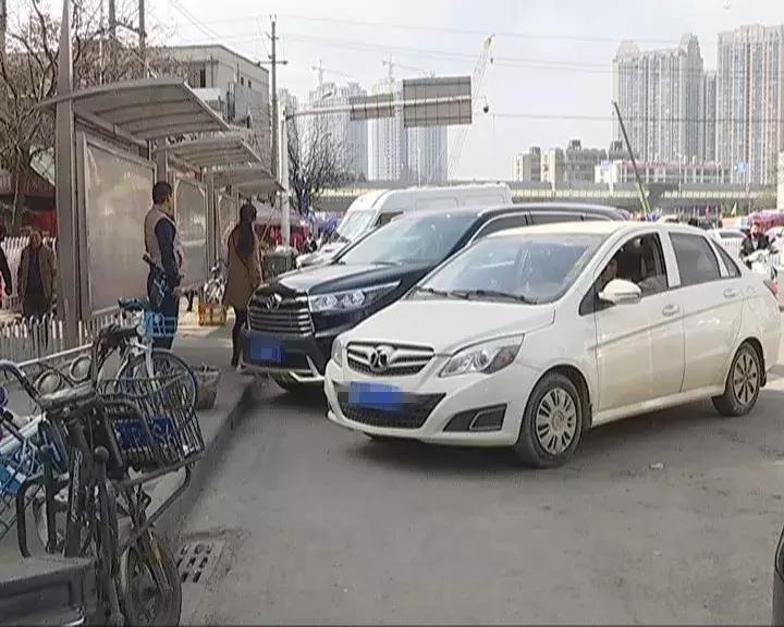 水果批发市场内堵车怎么解决,人多车多路上堵