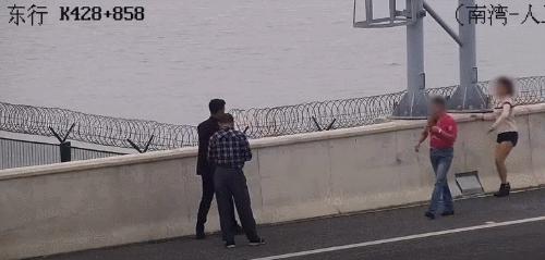 两男两女开车去看港珠澳大桥太兴奋，吃饭拍个照6分竟没了