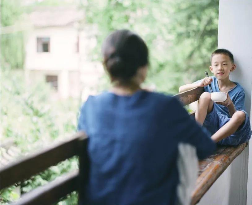 租下城郊200㎡小院，和陌生人一起生活5年：唱歌、染布、盖树屋