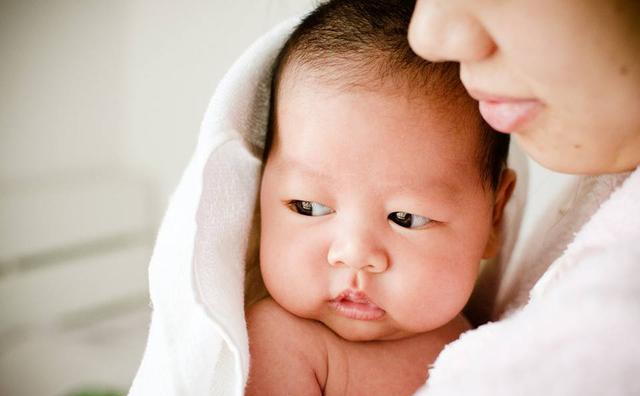 婴儿出生后每个月学什么,给刚出生的婴儿学点什么