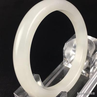 摔坏30万的玉镯赔多少钱,玉镯被打碎赔了100万的玉镯