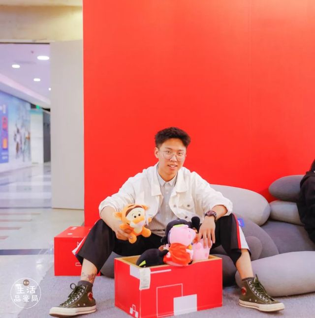 在魔都这家潮牌娃娃机店里，我竟然花了五块钱抓了个AJ