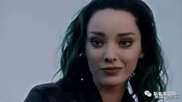 谭松韵蓬松的头,谭松韵摘掉眼镜打扮后惊艳出场