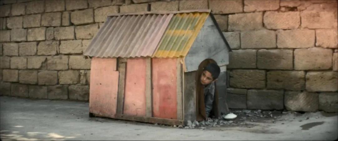 《文胸奇缘》：火车司机拿着文胸到处寻找失主，这影片太不正经了