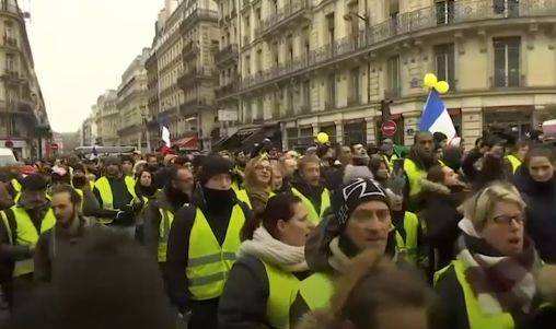 加拿大“黄马甲”蔓延到10个城市！特鲁多甘当美国马前卒，致经济受重创是主因！颜色革命在西方兴起？