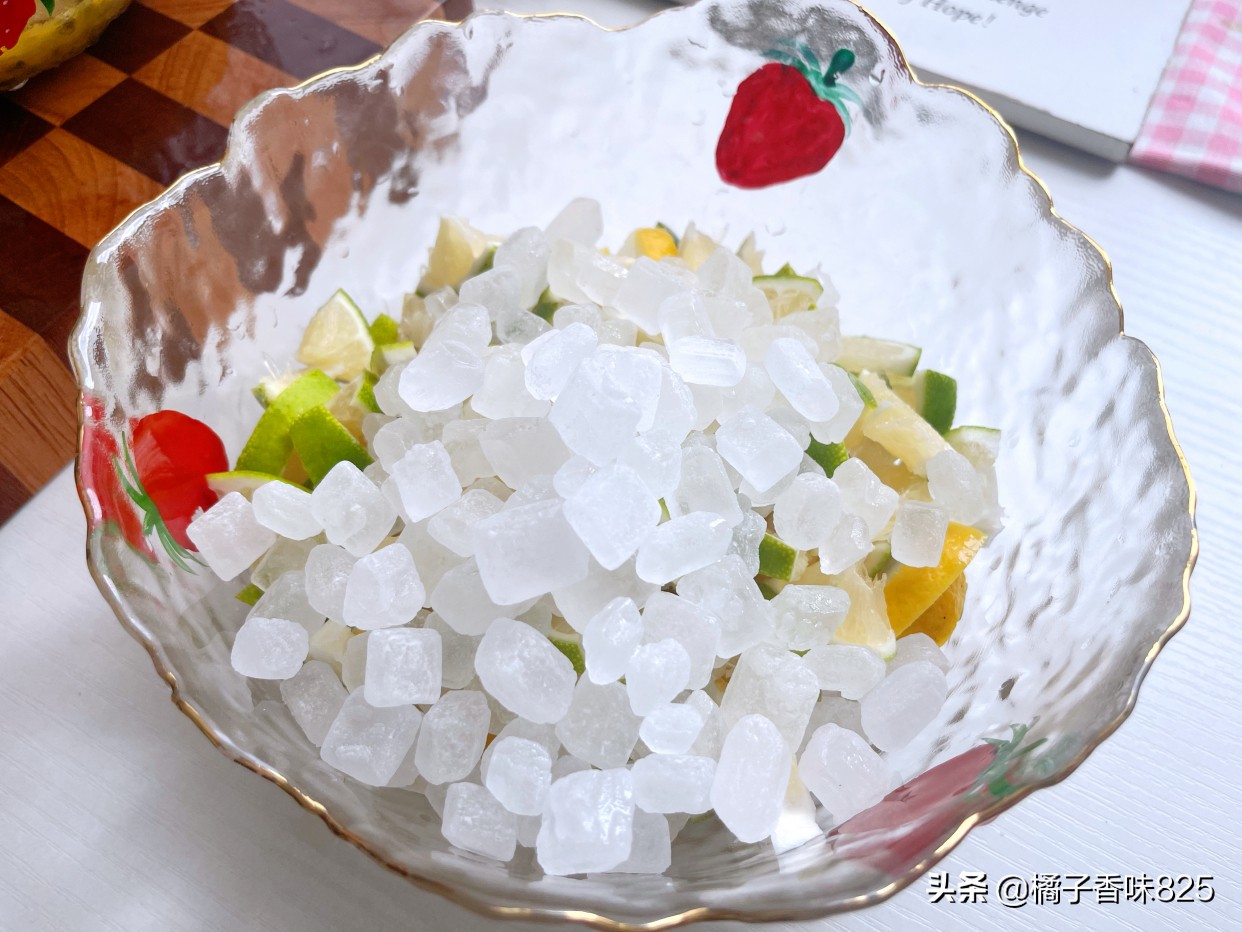 在家自制蜂蜜柠檬水的正确做法,夏日必备柠檬蜂蜜水做法