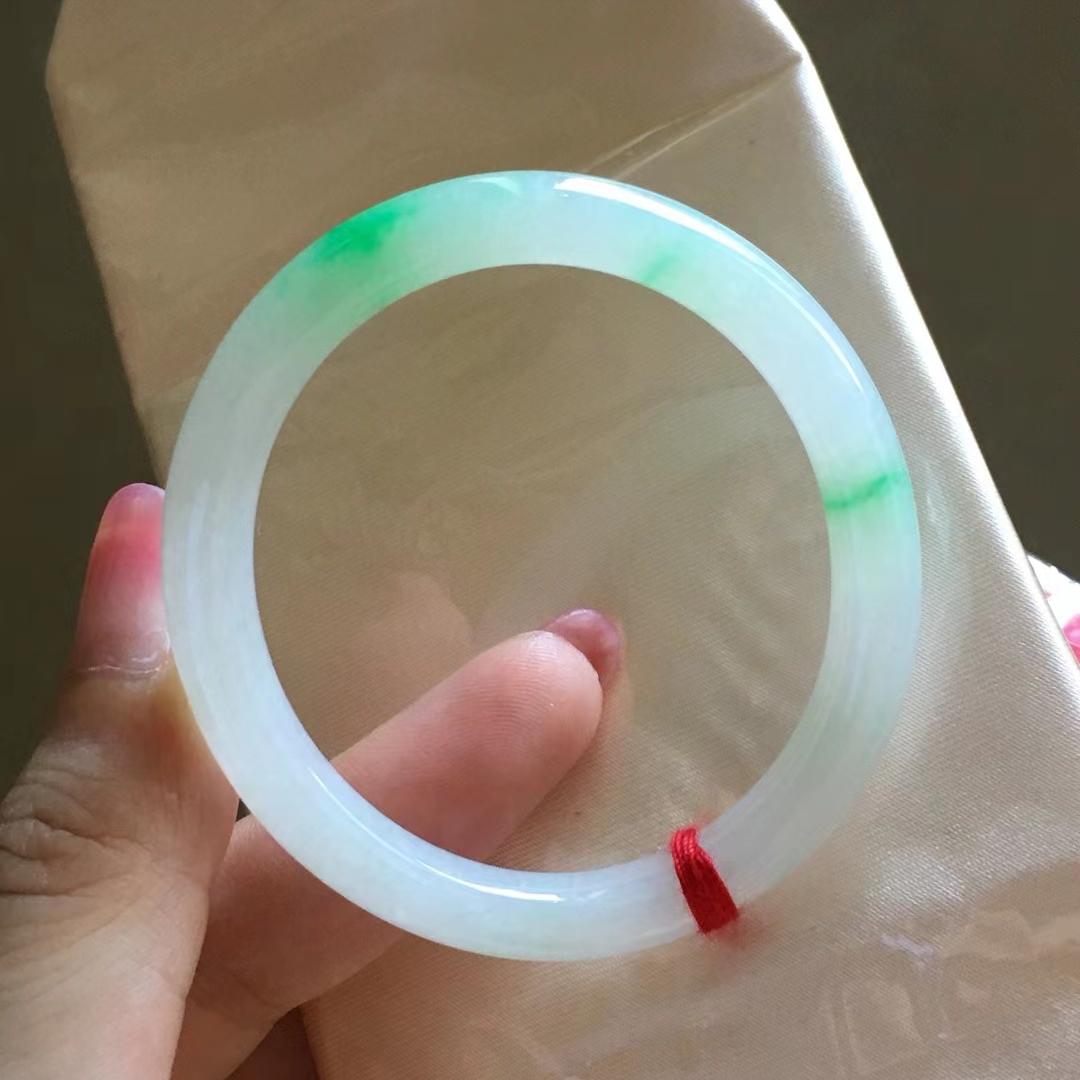 2万元以上油青翡翠手镯,2万左右的糯种翡翠手镯