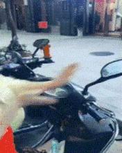 搞笑gif跟着妹子的节拍摇起来,敲锣打鼓甩头搞笑gif