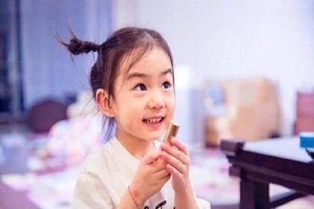 女儿太漂亮妈妈嫉妒,女儿太漂亮遭母亲嫉妒