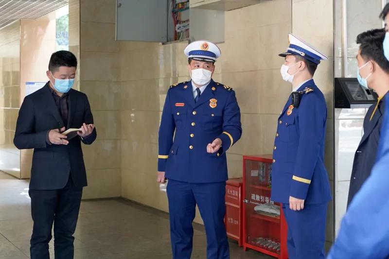 防火大队开展学校防火安全大排查,公安局到我校开展防火安全大检查