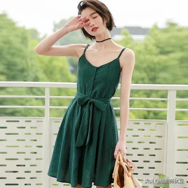 女生夏季穿吊带，内衣露出来太尴尬了吧！别怕，我有办法！