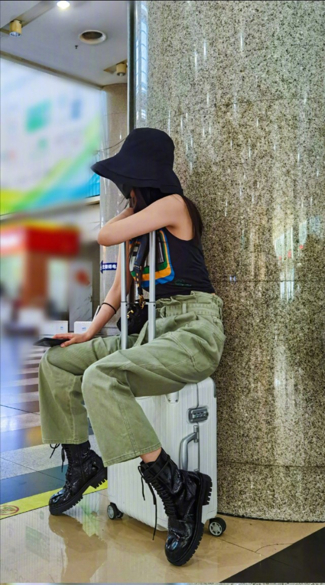 pyoapple夏日清爽穿搭,中国女明星在海滩上穿夏日装