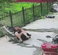 搞笑GIF段子：编辑这锅台是不是为了录视频还擦了擦？唉呀妈呀