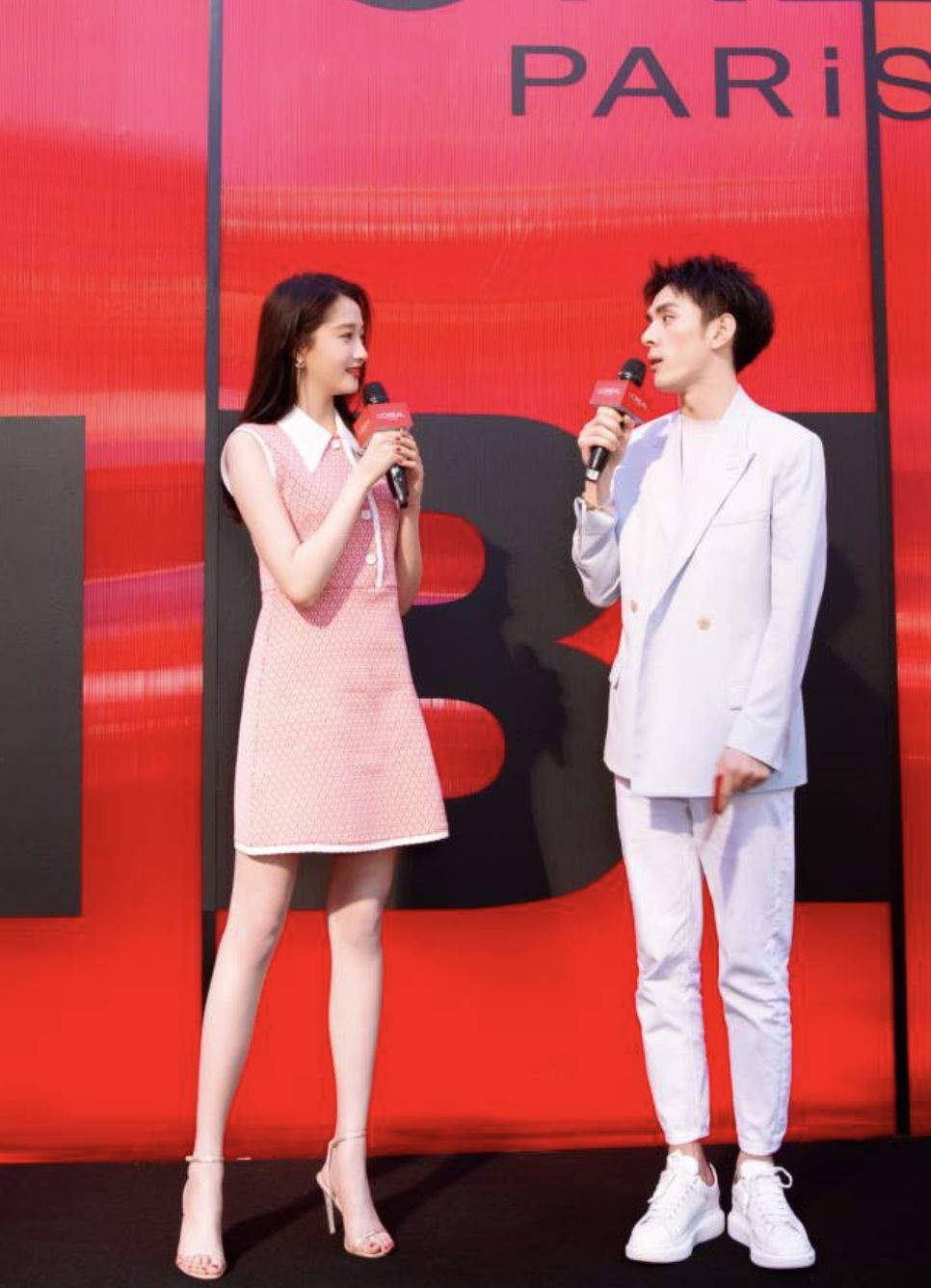 高情商的男生如何提醒女生口红沾牙上了？刘昊然的回答是最甜的