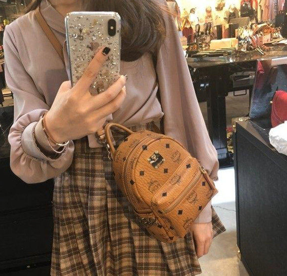 mcm马鞍包和lv圆筒包选哪个,还在背烂大街的包包吗