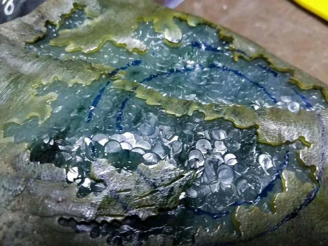 4800元翡翠原石切出5条果绿手镯,十年难得一见的翡翠原石